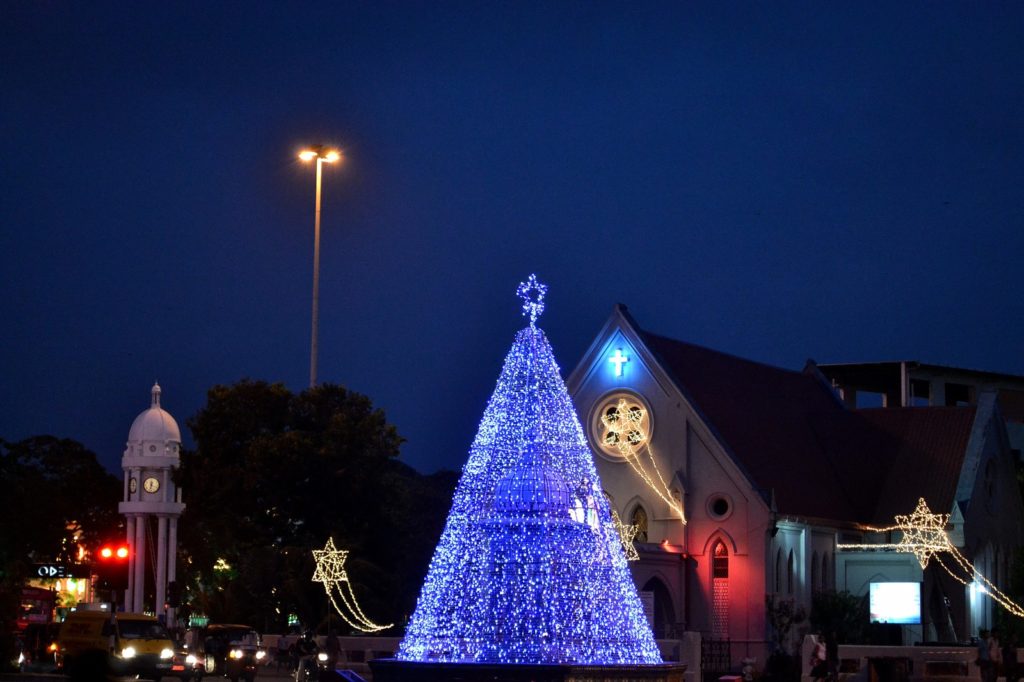 ChristmasTreeAtLitponCircleColomboSriLanka1600×1066 ArTravele